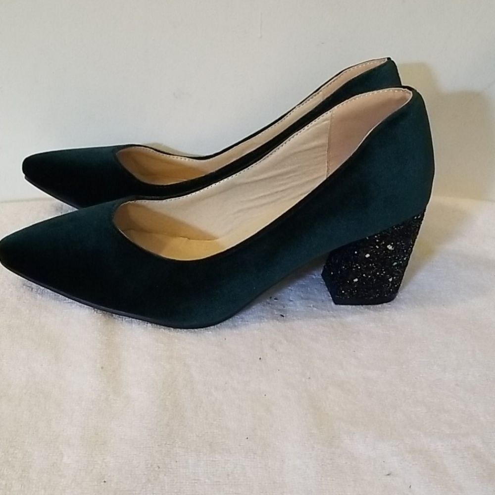 BEAUTIFUL BRAND NEW NEVER BEEN USED OR WORN BEFORE